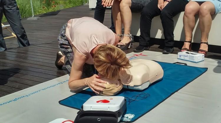 Atak serca w korporacji? Im jest już niestraszny. W biurowcach zamontowano defibrylatory