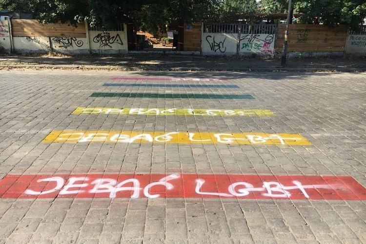 Tęczowe przejście dla pieszych zdewastowane [ZOBACZ]
