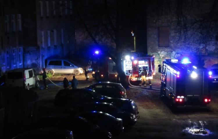 Nocny pożar na Nadodrzu. Palił się dostawczak zaparkowany przy kamienicy