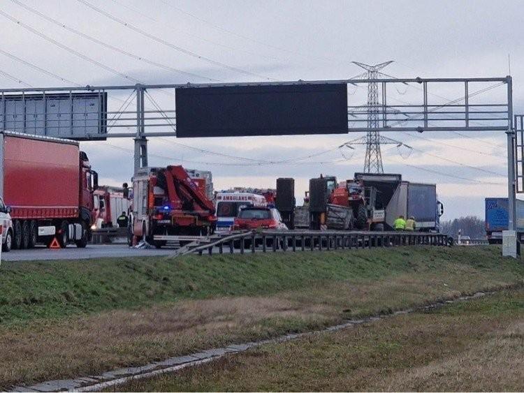 Autostrada zablokowana po wypadku. Po rannych przyleciał śmigłowiec