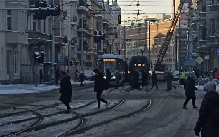Wrocław: Piastowska zablokowana. Straż usuwa sople lodu