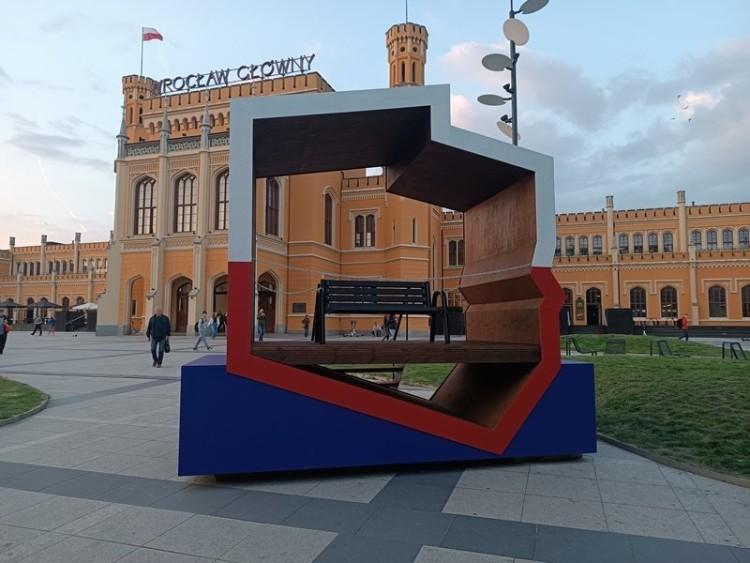 Ławka patriotyczna stanęła we Wrocławiu. Jest i obśmiewany regulamin