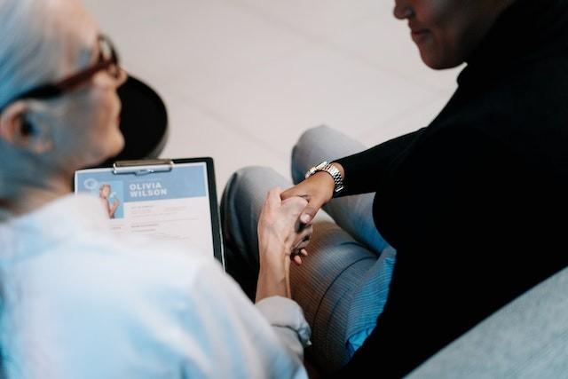 Jak przygotować dokumenty aplikacyjne, by zainteresować potencjalnego pracodawcę?