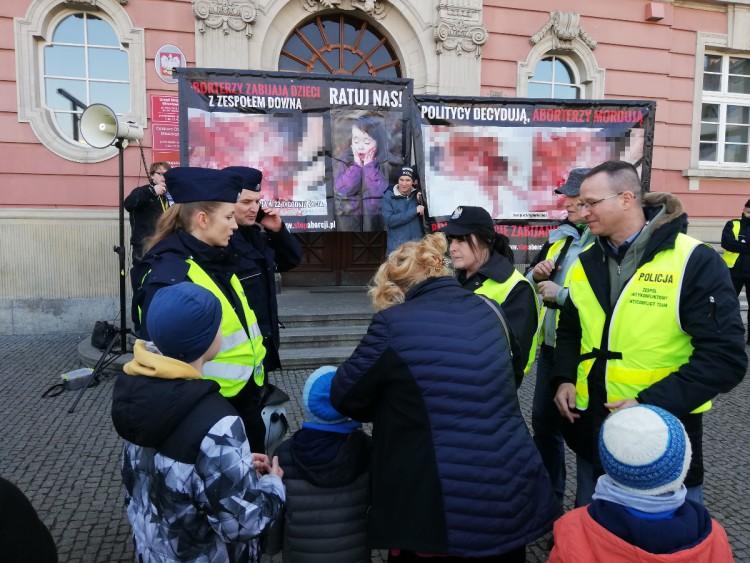 Pikieta pro-life pod urzędem rozwiązana. Prezydent do protestujących: „Moje drogie matołki...”