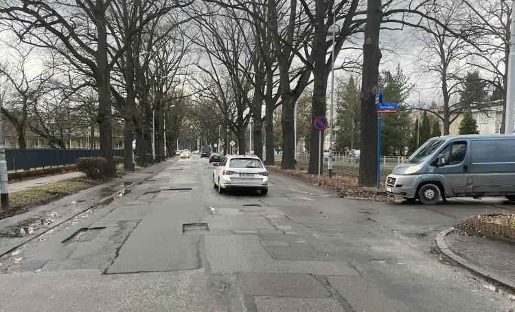 Na tej ulicy dziura na dziurze i dziurą pogania. Będzie duży remont