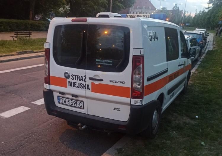 Strażnicy miejscy chwalą się wystawionymi mandatami za parkowanie, ale sami muszą zrobić powtórkę z przepisów