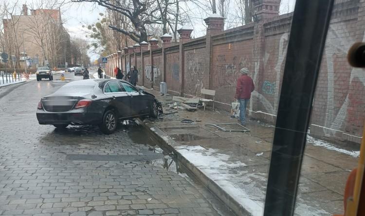 Wrocław: Mercedes staranował przystanek na Tęczowej