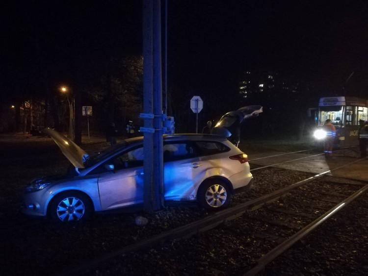 Kolizja samochodu z tramwajem na Biskupinie. Pojazd wbił się w słup trakcyjny [ZDJĘCIA]