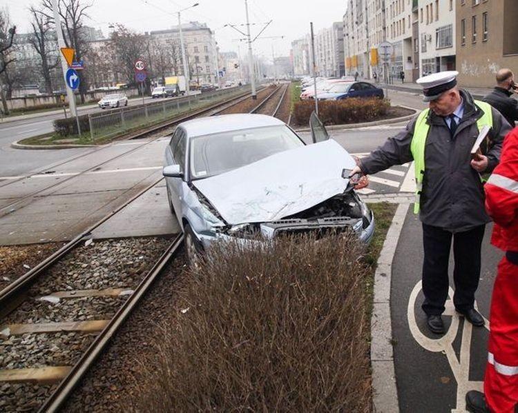 Na ul. Pułaskiego samochód zderzył się z tramwajem [ZDJĘCIA]