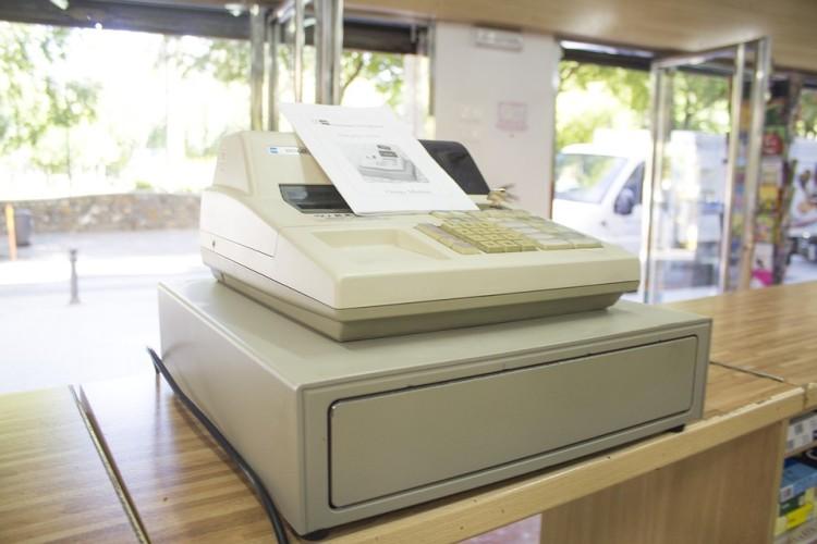 Kradzież przy wrocławskim markecie. Złodziej uciekał z szufladą kasy fiskalnej
