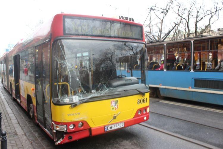 Kolizja autobusu z samochodem dostawczym [ZDJĘCIA]