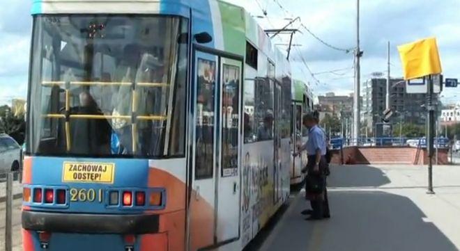 Na Jana Pawła II przystanki przeniesiono, ale pasażerowie o tym nie wiedzą
