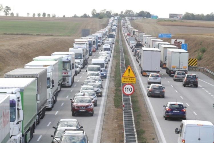 Na A4 pod Wrocławiem zderzyły się dwie ciężarówki. Gigantyczny korek