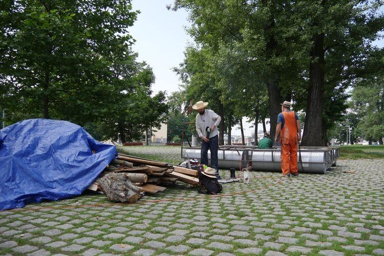 Artyści budują tratwę na Wyspie Słodowej. Każdy może się do nich przyłączyć [ZDJĘCIA]