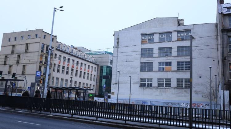 Zabytkowa kamienica straszy w centrum Wrocławia. Właściciel mówi, że to wina pandemii