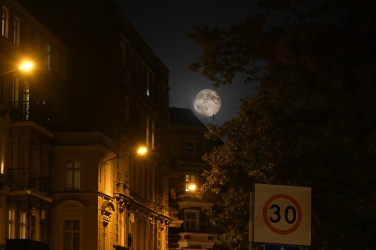 Ogromny Księżyc na wrocławskim niebie