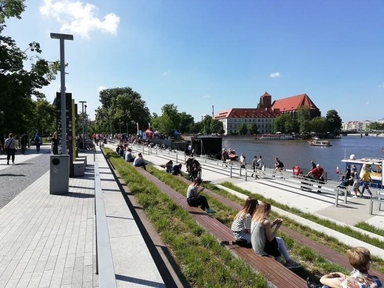 Wrocław: Akcja straży pożarnej w centrum. Plama ropy na Odrze