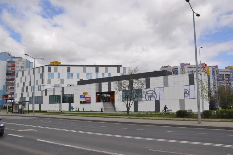 Szturm małych galerii handlowych na wrocławskie osiedla. 