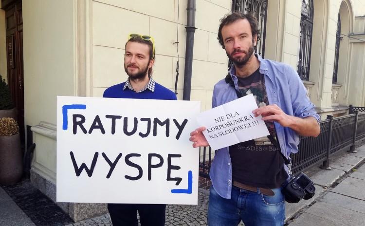 „Ratujmy Wyspę”. Aktywiści protestują na ostatniej sesji rady miejskiej [ZDJĘCIA]