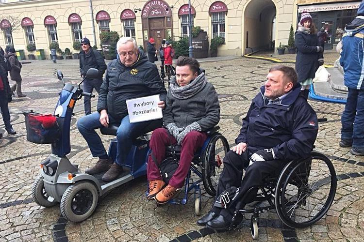 Wrocławianie, którzy wspierają protestujących w Sejmie, nie zostali do niego wpuszczeni