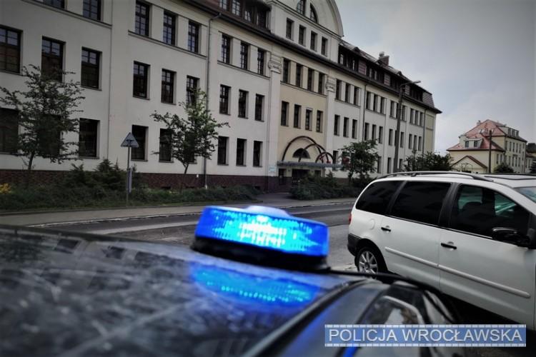 Naćpany kierowca pod komisariatem. Wpadł przez błahostkę