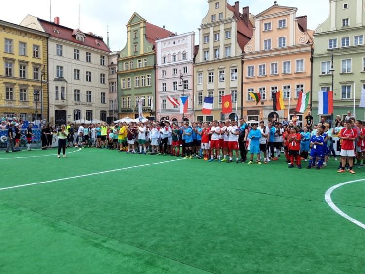 Bezdomni z całego świata grają w piłkę na placu Solnym [ZDJĘCIA]