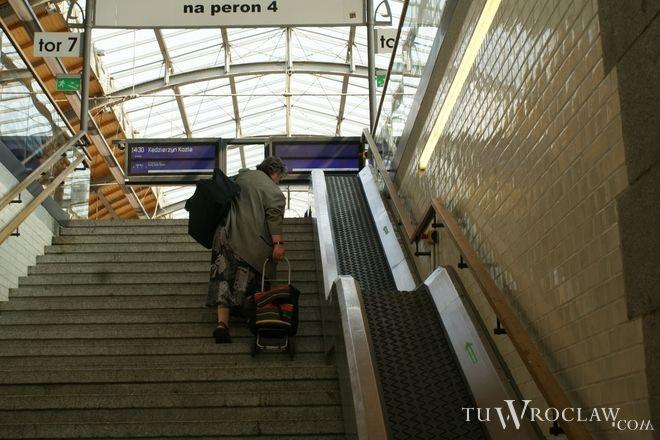 Instrukcje nie pomogły. Taśmy bagażowe na Dworcu Głównym wciąż się zacinają