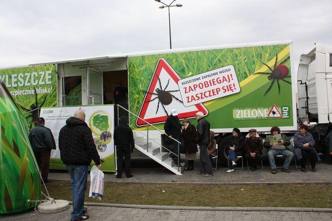 Duża kolejka do Kleszczobusa