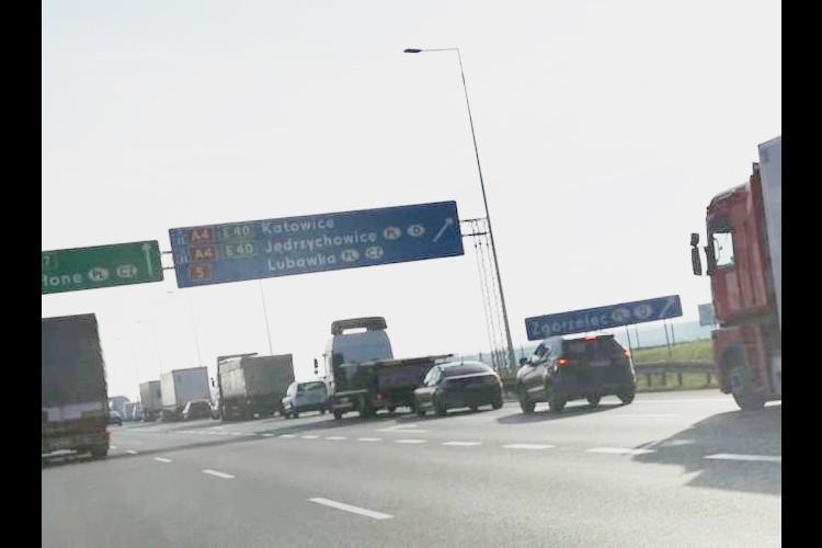 Wrocław: Rośnie korek na AOW przy zjeździe na autostradę A4