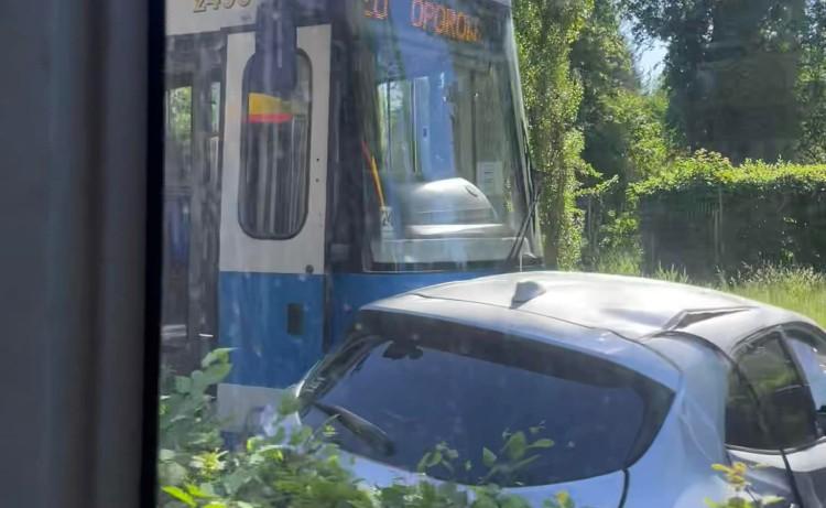 Wrocław: Tramwaj zderzył się z autem na pętli Oporów. Są utrudnienia
