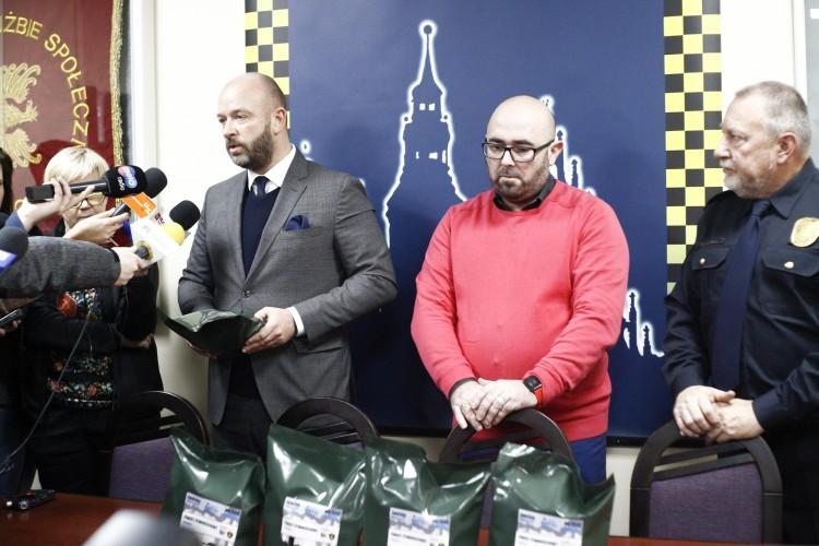 200 pakietów z ciepłym jedzeniem dla bezdomnych od MOPS i straży miejskiej [ZDJĘCIA]