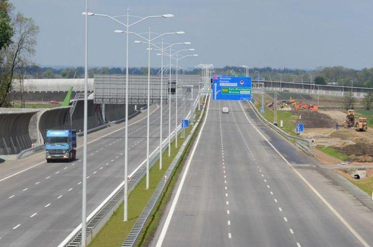 Korki na obwodnicy Wrocławia po wypadku busa i ciężarówki. Jedna osoba ranna