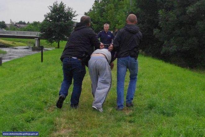 Kompletnie pijani mężczyźni strzelali z broni palnej do kaczek pływających w Odrze