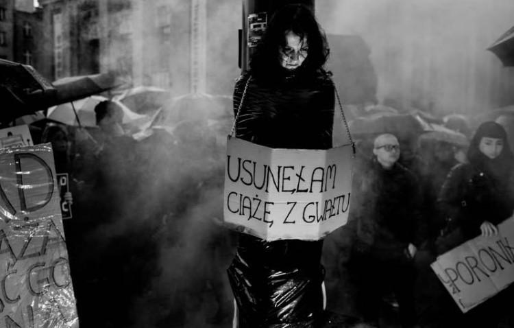 Zdjęcie z zamieszek pod wrocławskim komisariatem na wystawie Grand Press Photo