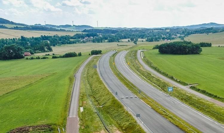 Nowa droga z Wrocławia do Pragi kończy się w polu. Czy Czechów będzie stać na ich odcinek?