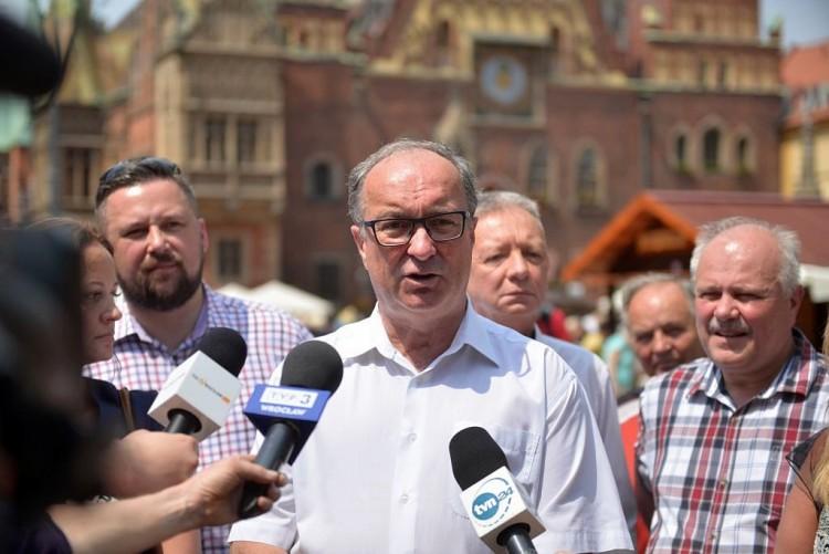Szef SLD przywiózł wrocławianom konstytucję [ZDJĘCIA, WIDEO]