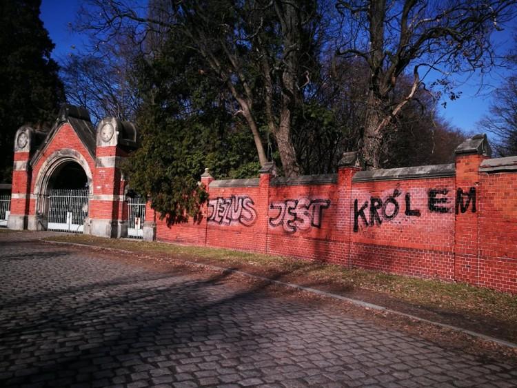 Jedni piszą, drudzy zmazują. Kłótnia o napis 