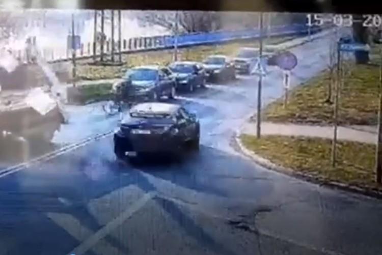 Nastolatek wjechał rowerem wprost pod auto. Zobacz szokujący film