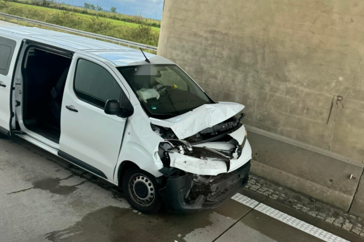 Wypadek na autostradzie A4. Bus wjechał w tira
