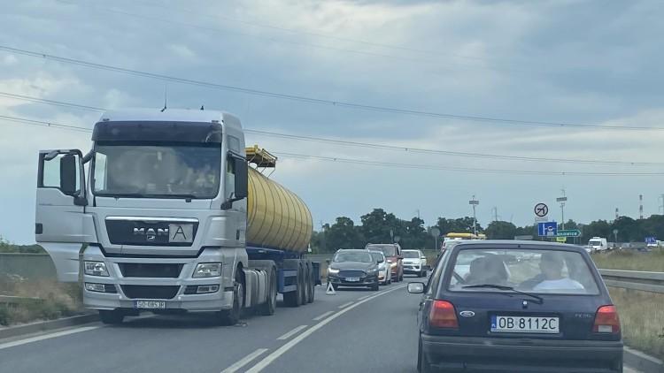 Korki na Wschodniej Obwodnicy Wrocławia. Przejazd blokowała zepsuta cysterna [ZDJĘCIA]
