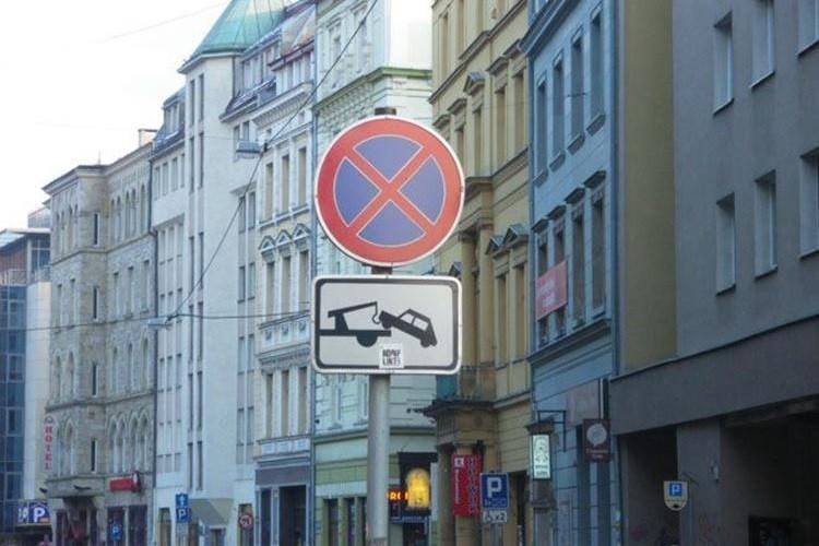 Tymczasowy zakaz parkowania na jednej z ulic w centrum