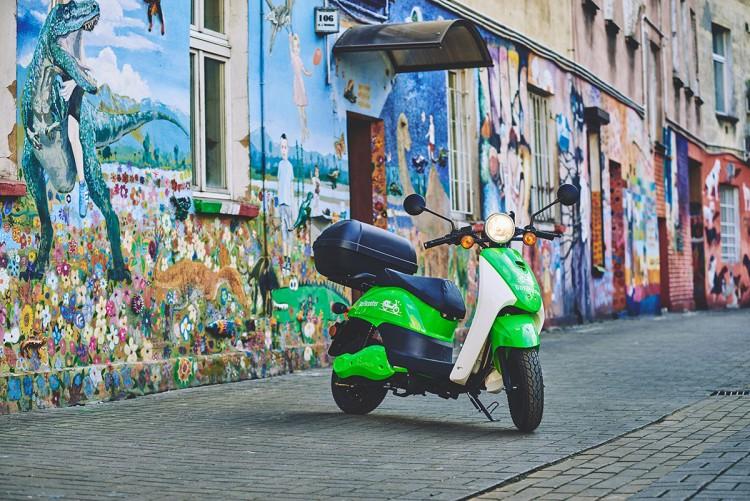 Kolejna wypożyczalnia skuterów rozpoczyna działalność. Na początek przejazd przez miasto