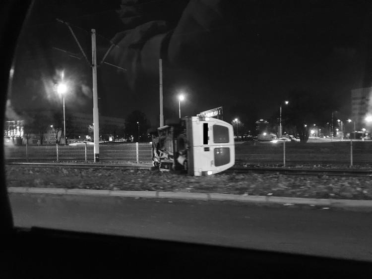 Wrocław: bus leży na boku na torowisku. Utrudnienia dla tramwajów [ZDJĘCIA]