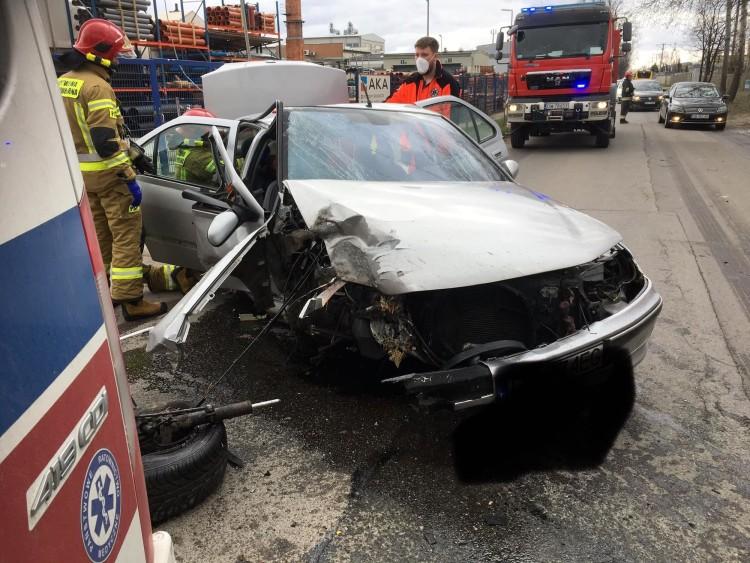 Wrocław: auto skasowane na drzewie. Dwie osoby ranne