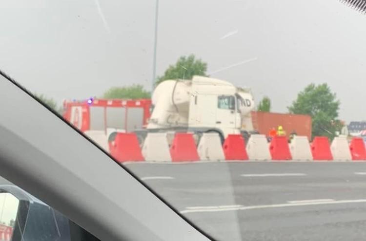 Korek na autostradzie A4 pod Wrocławiem. Tir staranował bariery