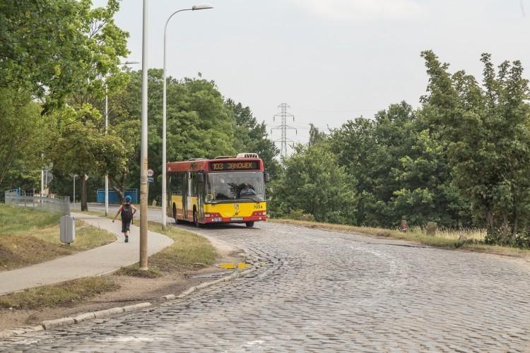 Krzywa i dziurawa Maślicka woła na remont. Ale musi czekać na tramwaj!