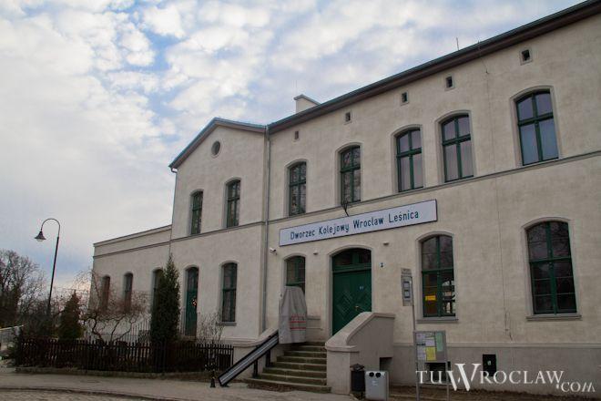 Dworzec kolejowy w Leśnicy zmienia się, ale z poszanowaniem historii