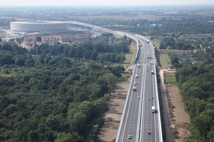 Wypadek na AOW. Samochód uderzył w latarnie [UTRUDNIENIA]