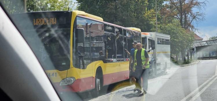 Wrocław: Wypadek autobusu MPK i ciężarówki na ulicy Boya-Żeleńskiego