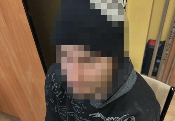 Wrocław: Szaleniec skopał na ulicy starszą panią. Potem schował się w pawlaczu
